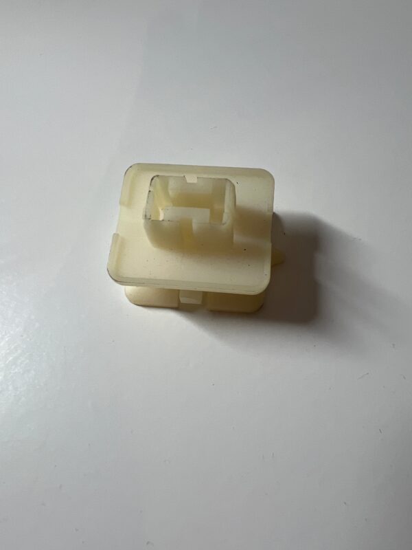 3443446, TUERCA DE PLÁSTICO ESPECIAL, Ford