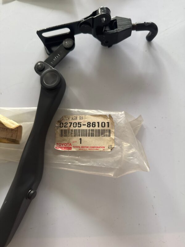 02705-86101, LATCH ASSY, RH, Toyota