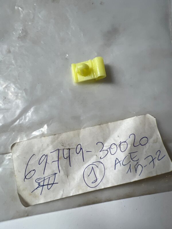 69749-30020, ARTICULACION PUERTA TRASERA ABRAZADERA, Toyota - Lexus