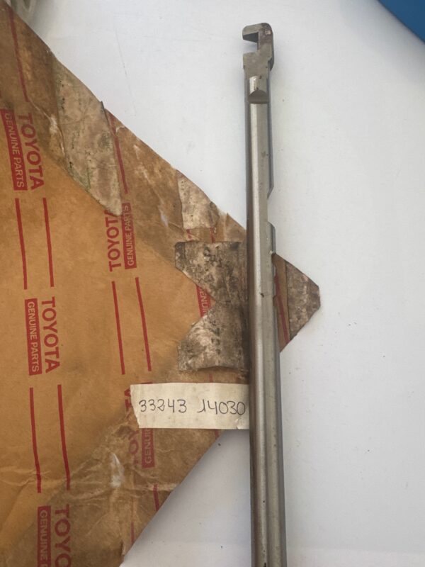 33243-14030 GEAR SHIFT FORK & LEVER SHAFT (MTM), toyota